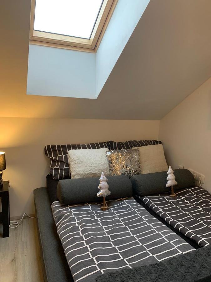 Apartment Mansarda Μαριμπόρ Εξωτερικό φωτογραφία