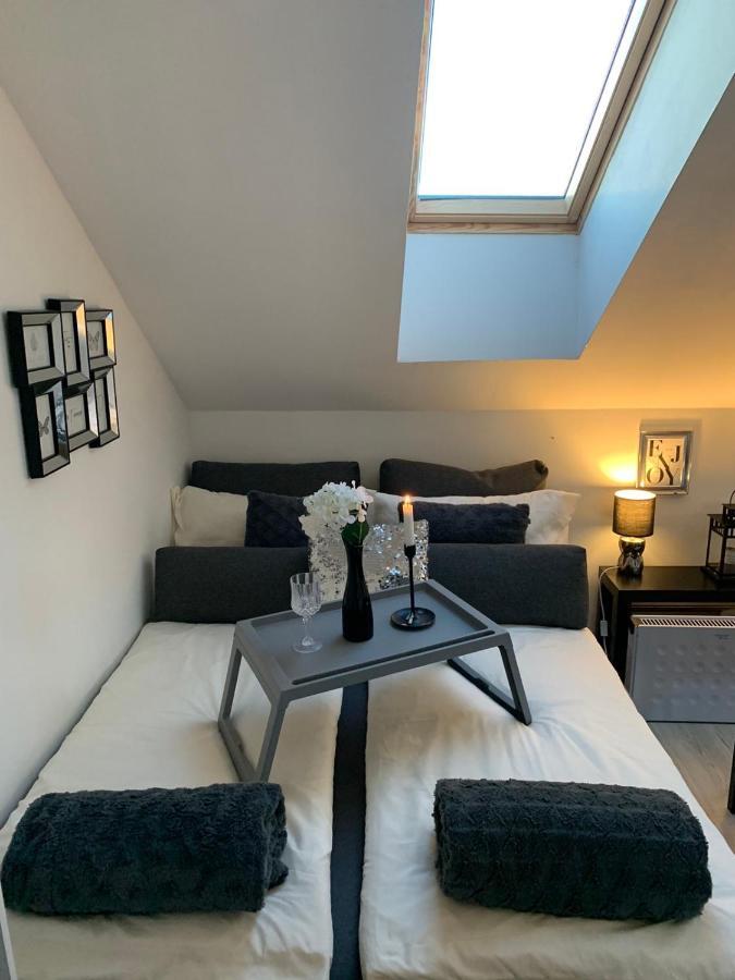 Apartment Mansarda Μαριμπόρ Εξωτερικό φωτογραφία