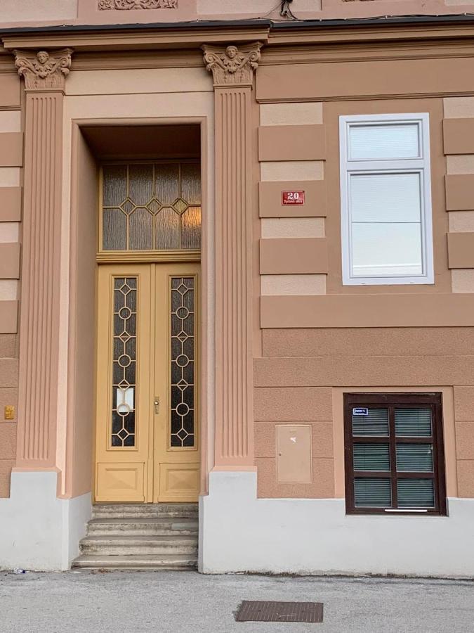 Apartment Mansarda Μαριμπόρ Εξωτερικό φωτογραφία